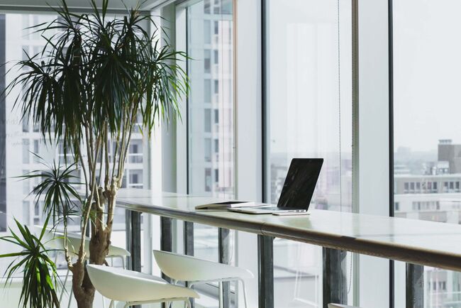 Eine Büroansicht mit großer Fensterfront