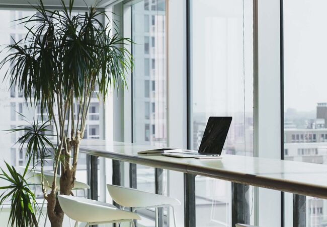 Eine Büroansicht mit großer Fensterfront